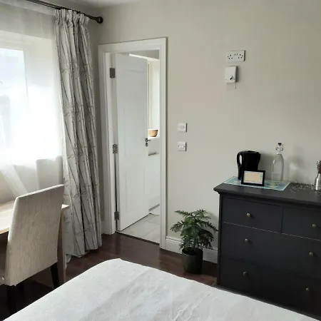 Ensuite At The Foot Of Mountains * Dublin